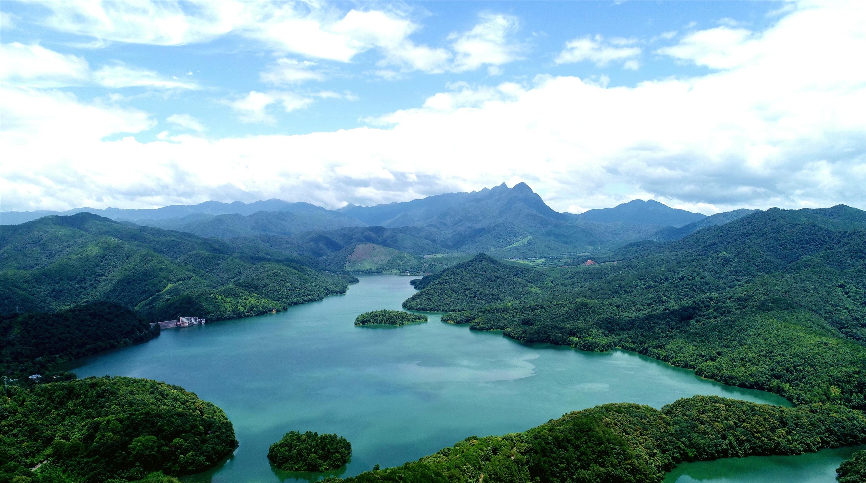 夏日，山清水秀的韶關(guān)小坑國家森林公園。張偉 攝