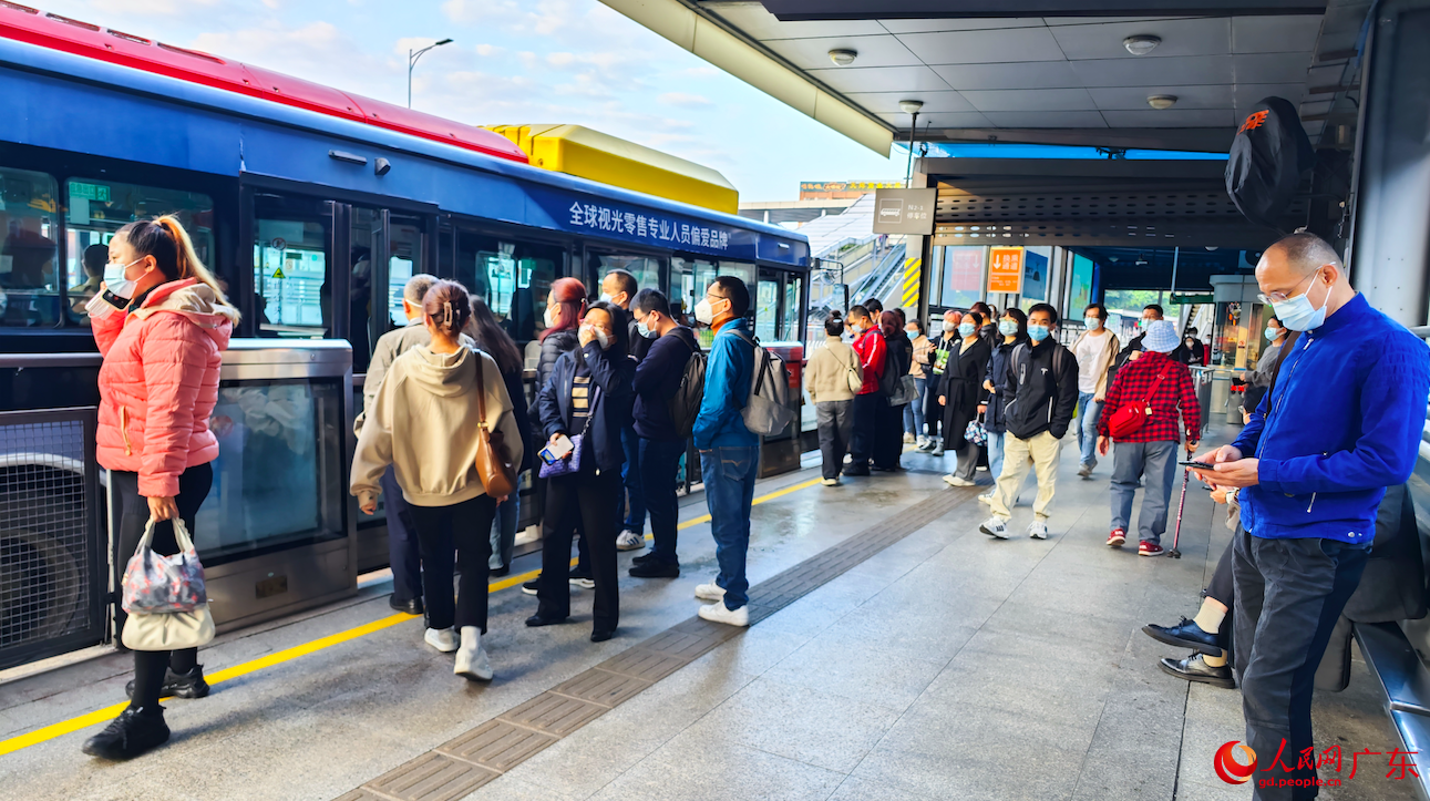 12月8日，廣州市天河區(qū)棠下村BRT公交站的早高峰。樸馨語 攝