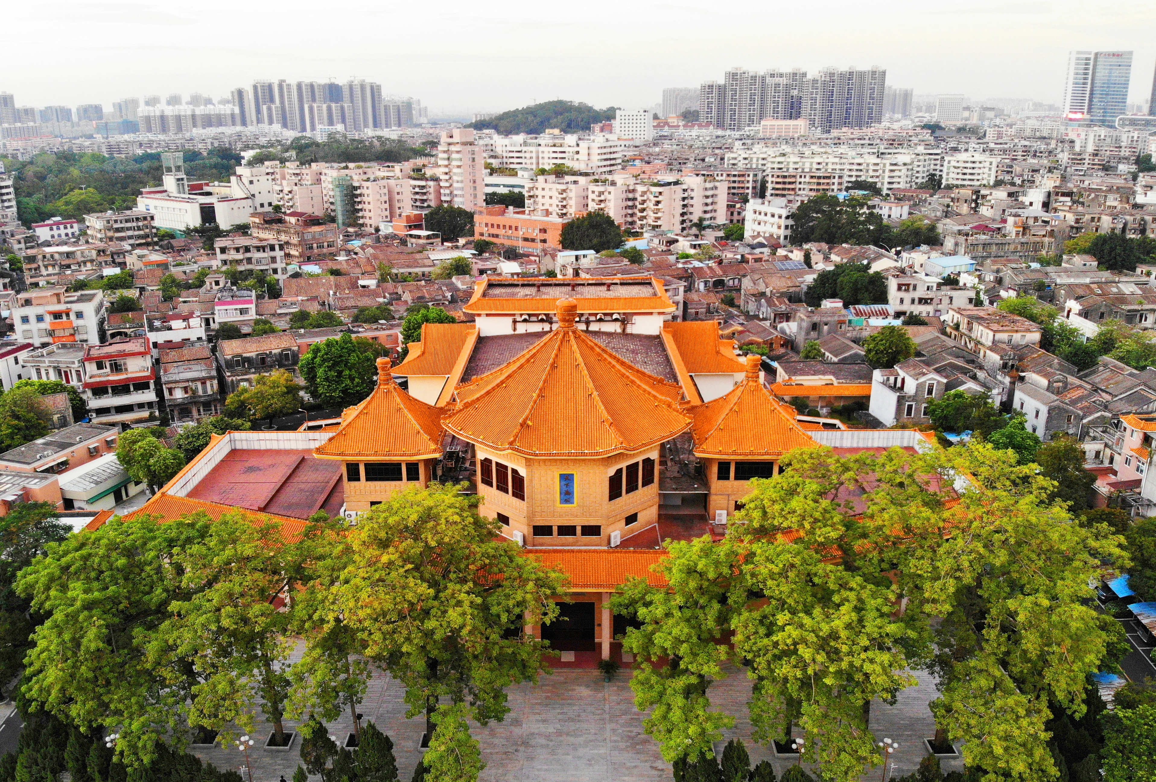 坐落在廣東省中山市孫文西路旅游休閑街區(qū)東邊的孫中山紀念堂。余兆宇 攝