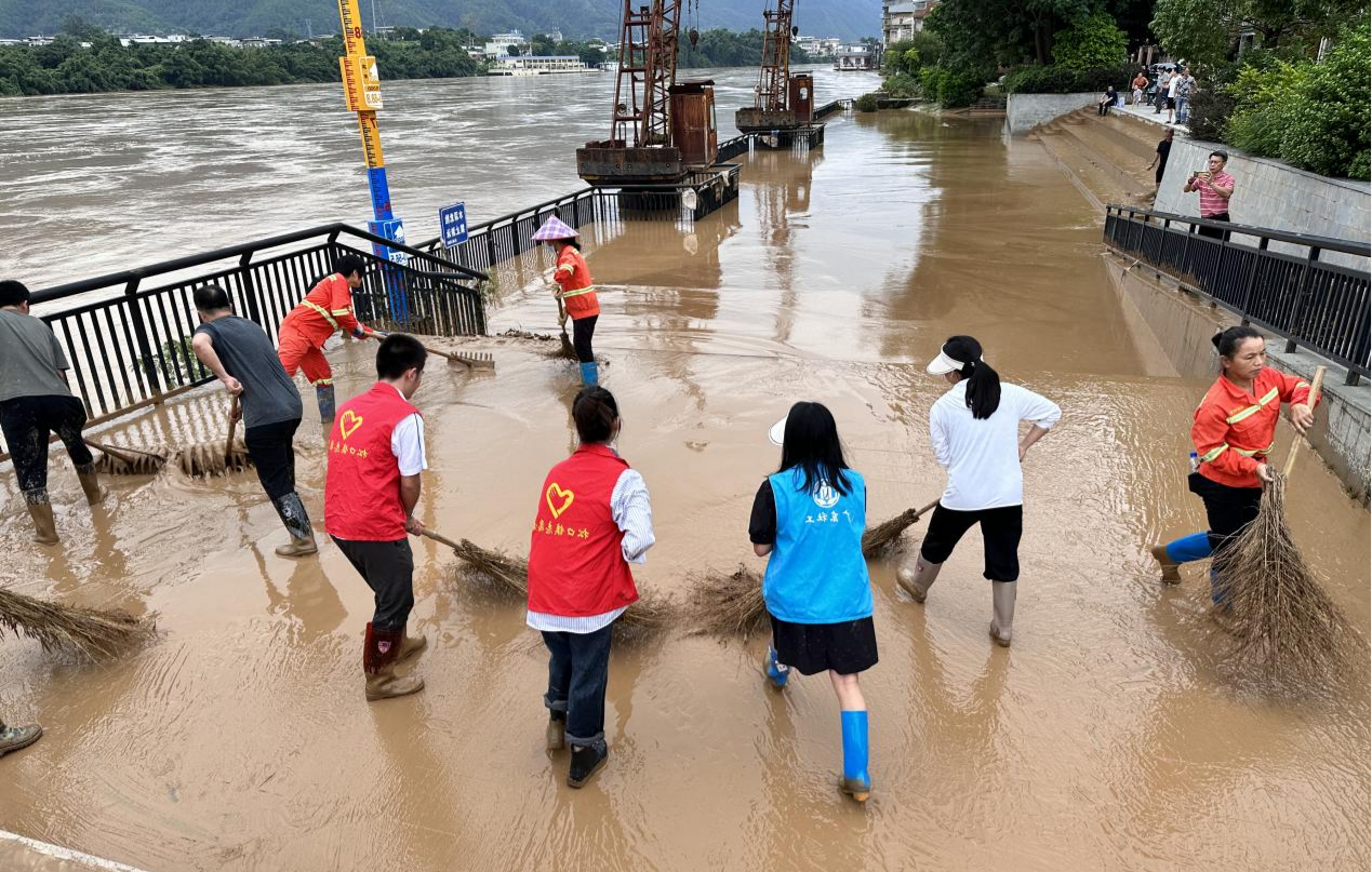 9月8日，梅州市松口鎮(zhèn)“廣東兜底民生服務(wù)社會(huì)工作雙百工程”社工協(xié)助清理洪水退后的老街淤泥，保障社區(qū)民眾的出行安全。廣東省民政廳供圖