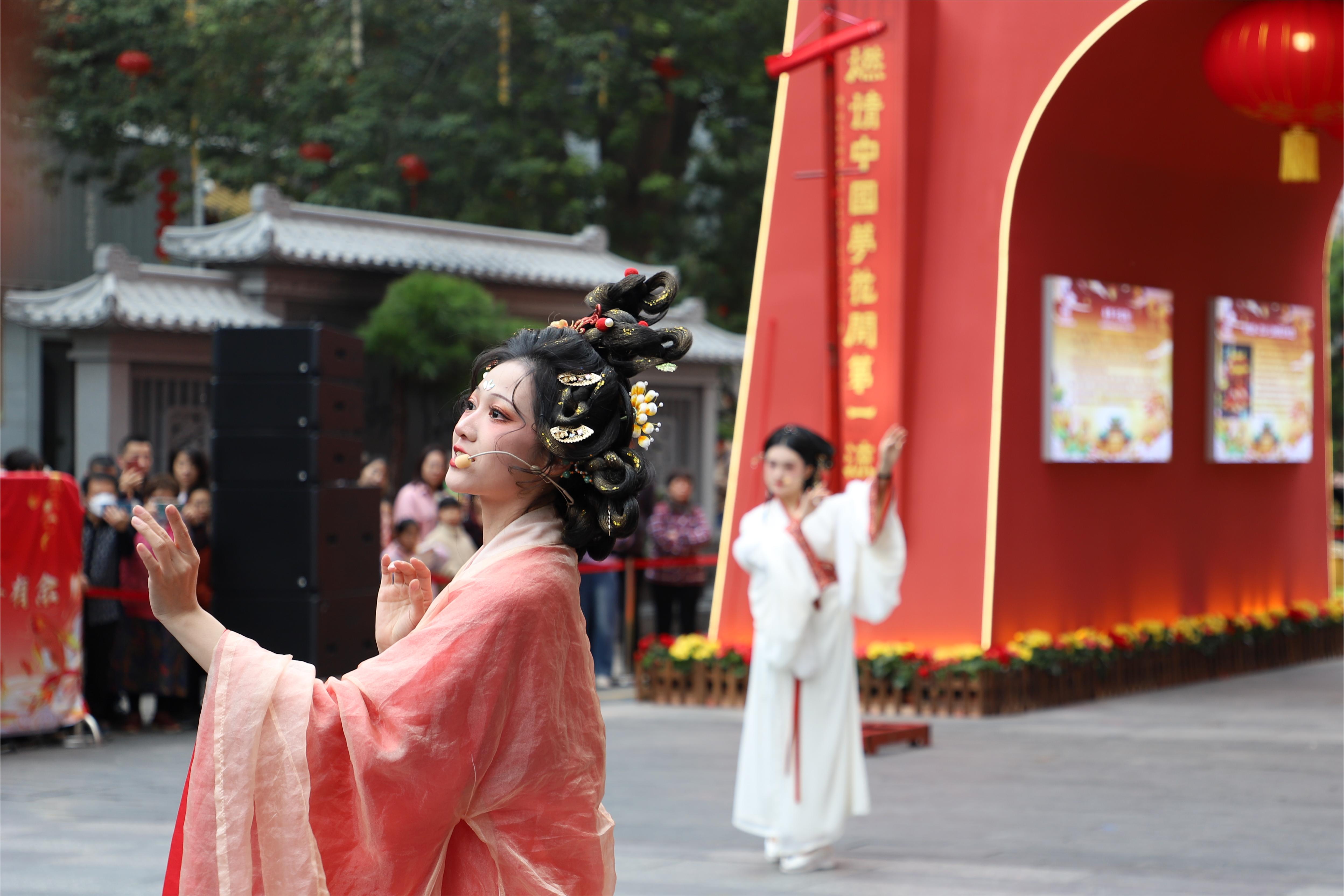 開市儀式上，“素馨花神”們給市民呈現(xiàn)的古典、曼妙的花神祭祀舞蹈。人民網(wǎng) 寧玉瑛攝