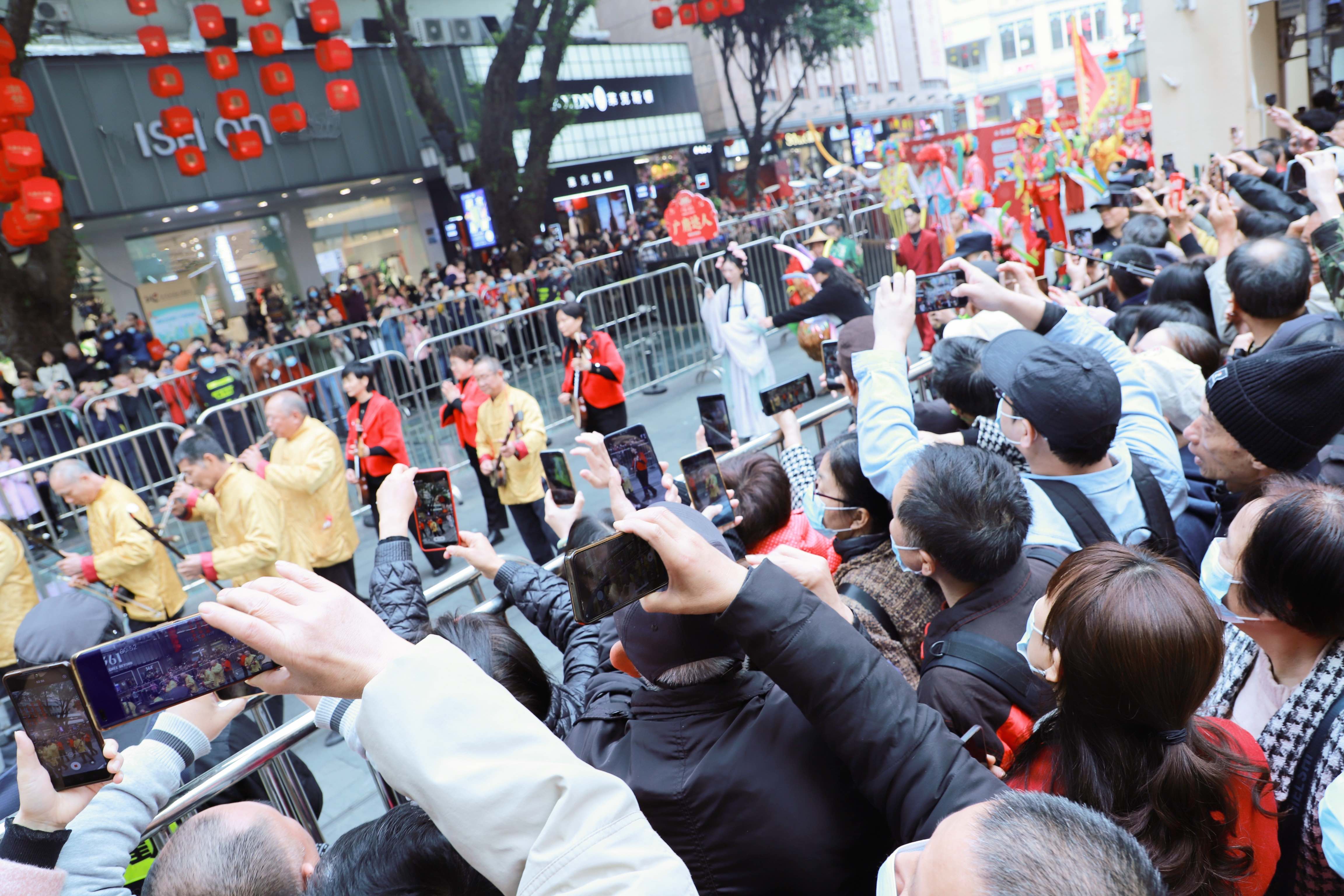 民俗巡游現(xiàn)場(chǎng)，市民游客熱情高漲。人民網(wǎng) 樸馨語(yǔ)攝