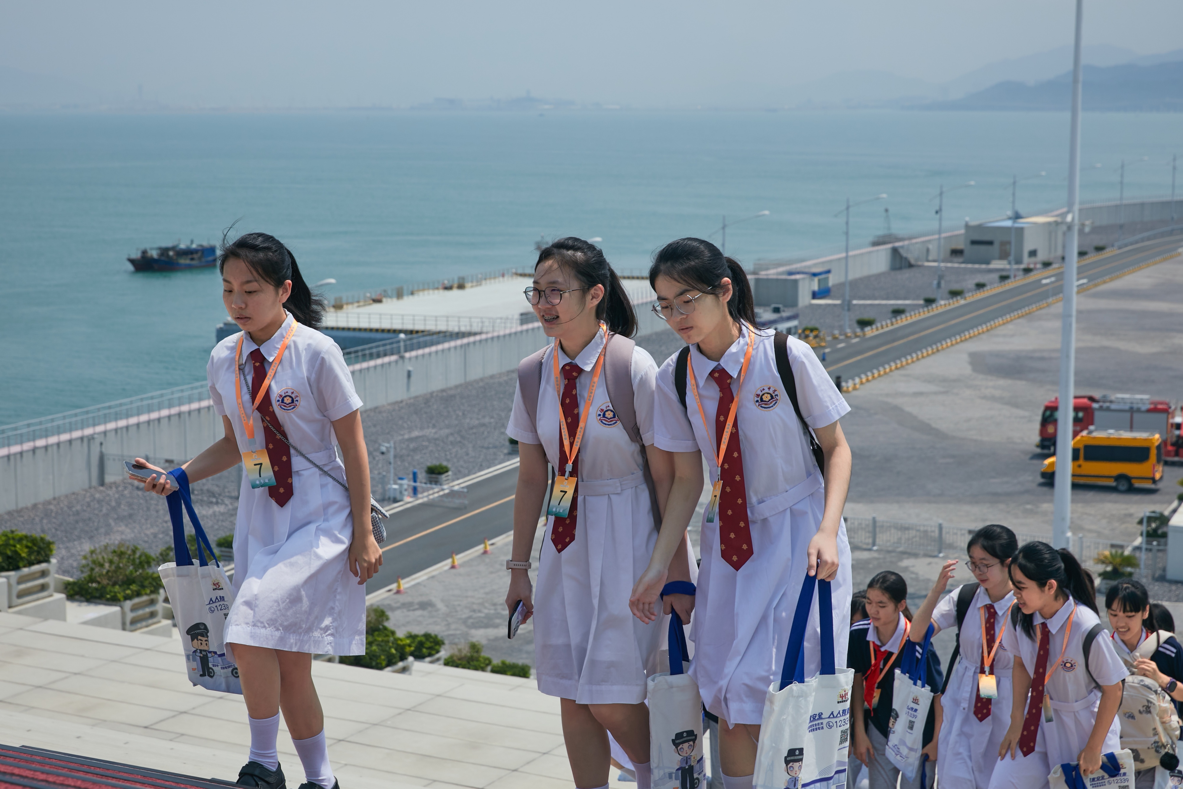 珠海、澳門兩地師生前往港珠澳大橋參加愛國研學(xué)活動。珠海市委國安辦供圖