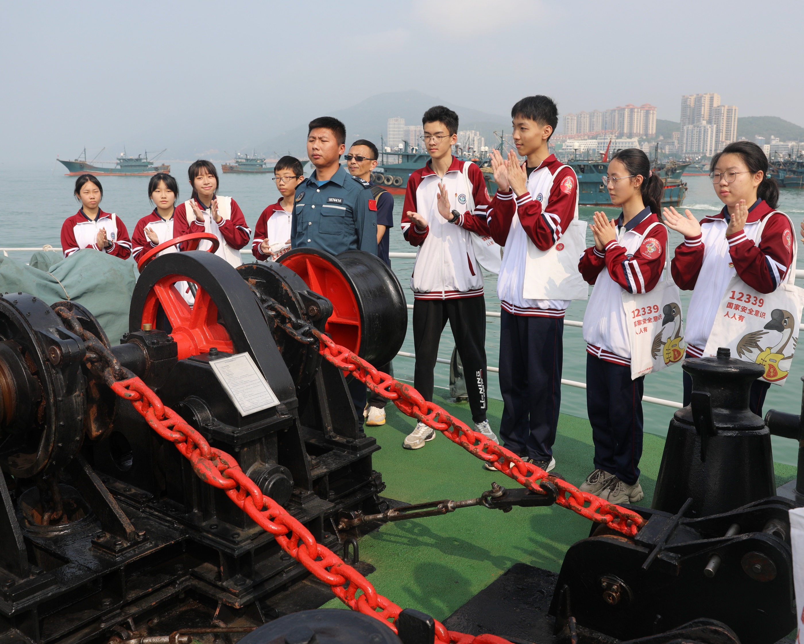 汕頭海警局執(zhí)法員為學生講解“海洋安全 你我守護”知識。廣東海警局供圖