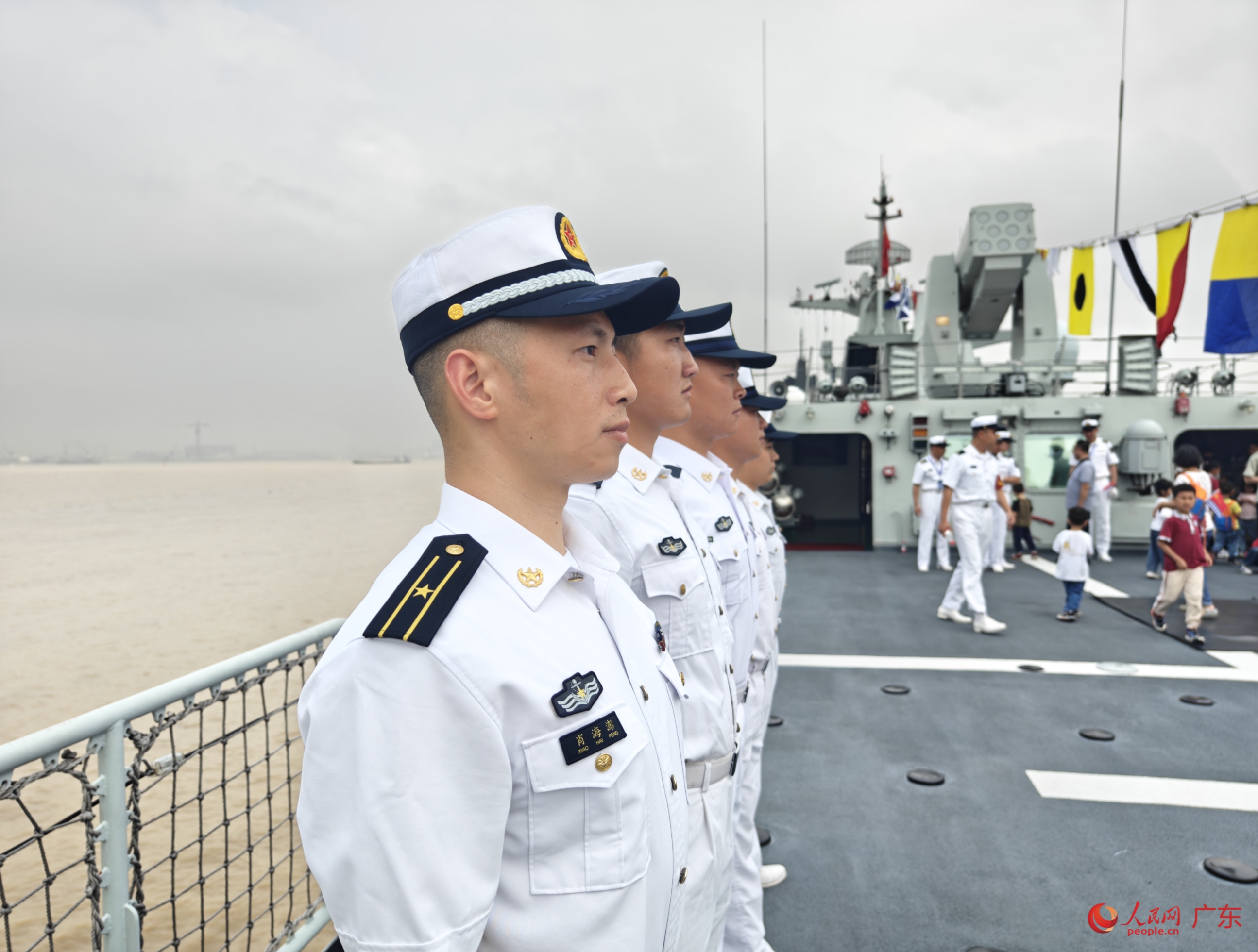 海軍官兵在人民海軍阿壩艦上整齊列隊。人民網(wǎng) 王雅蝶攝