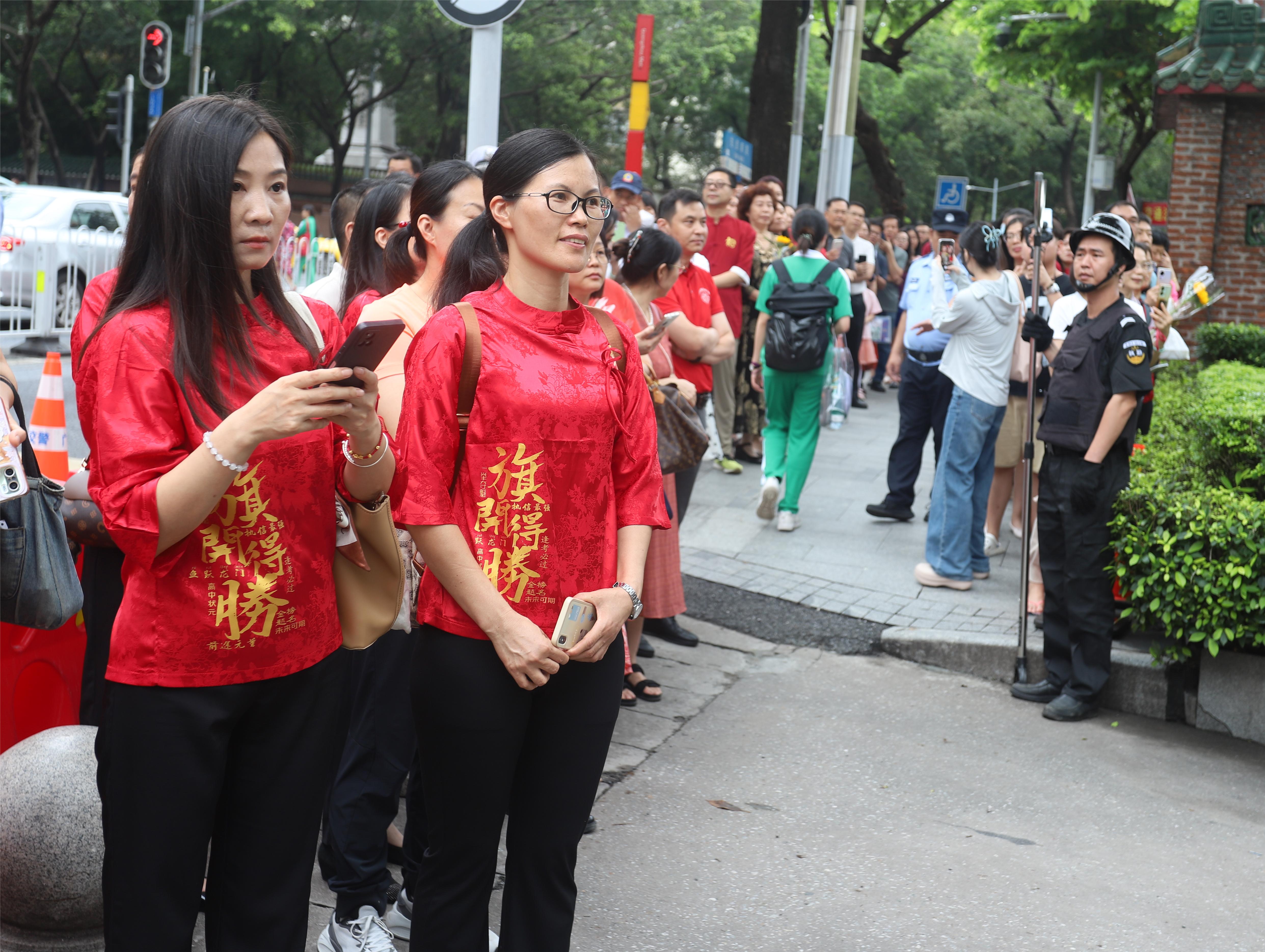 考生家長們身著印有“旗開得勝”字樣的服裝，在考點門口等待孩子。人民網(wǎng) 寧玉瑛攝