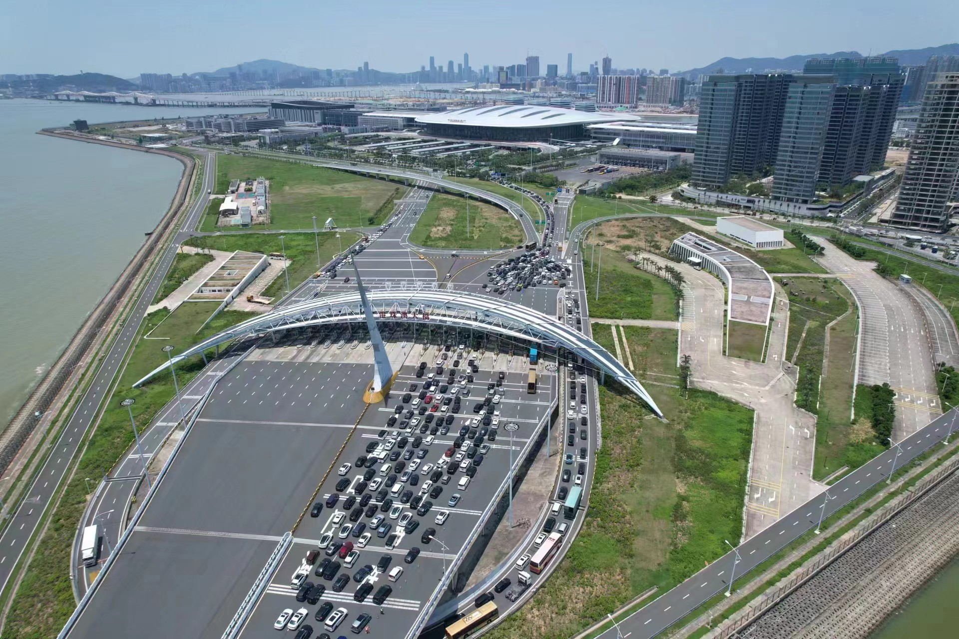 車輛通過港珠澳大橋珠海公路口岸。港珠澳大橋邊檢站供圖