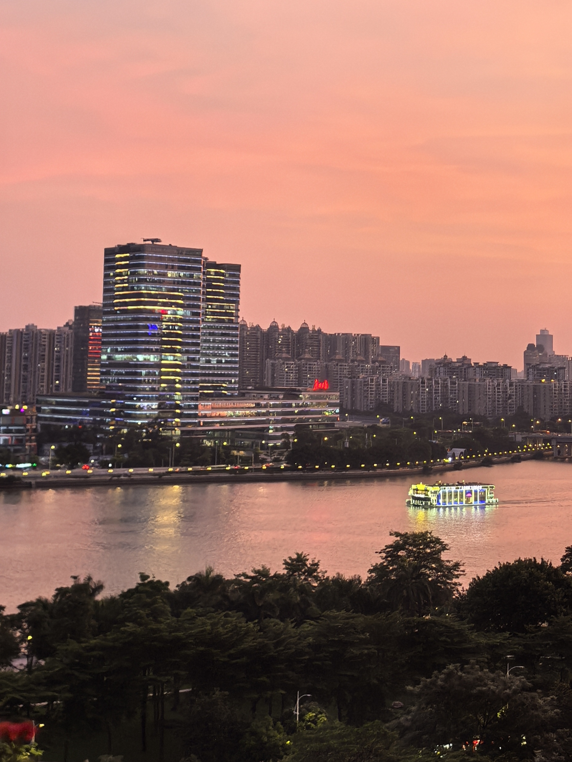 8月27日傍晚，廣州市城區(qū)，夕陽(yáng)余暉倒映在珠江上。李冬蕾攝