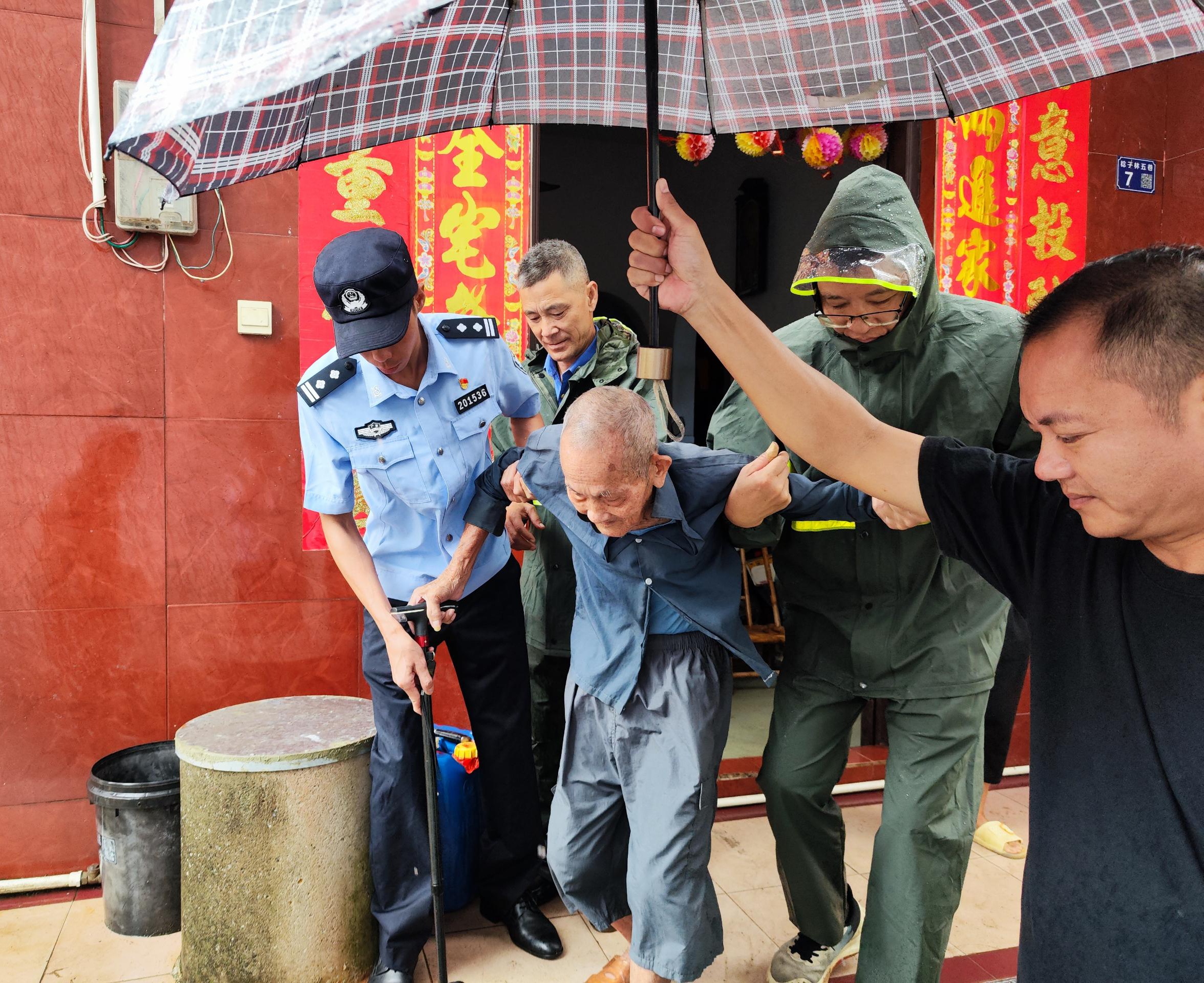 陽(yáng)江公安民警聯(lián)合社區(qū)工作人員轉(zhuǎn)移危險(xiǎn)區(qū)域群眾。陽(yáng)江市公安局供圖