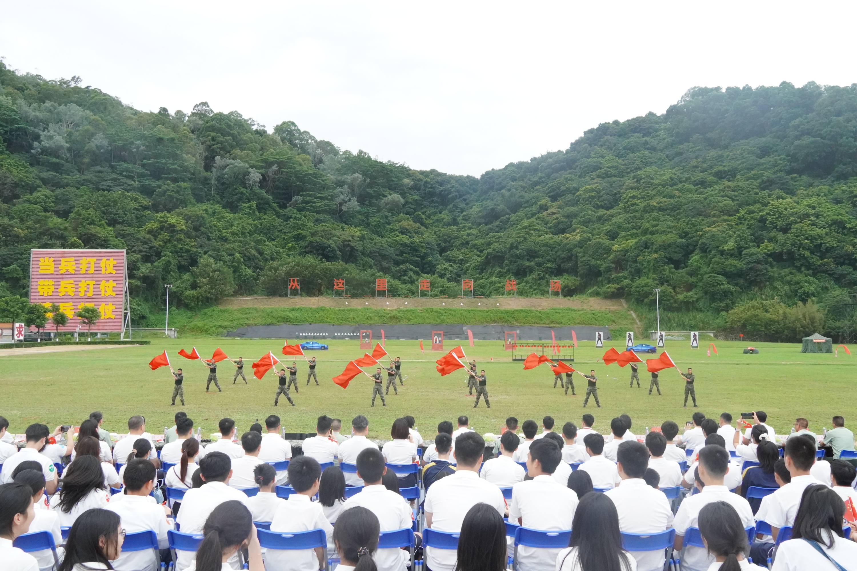 “同心同行·強(qiáng)國有我”港澳青少年進(jìn)軍營主題活動現(xiàn)場。人民網(wǎng) 王雅蝶攝